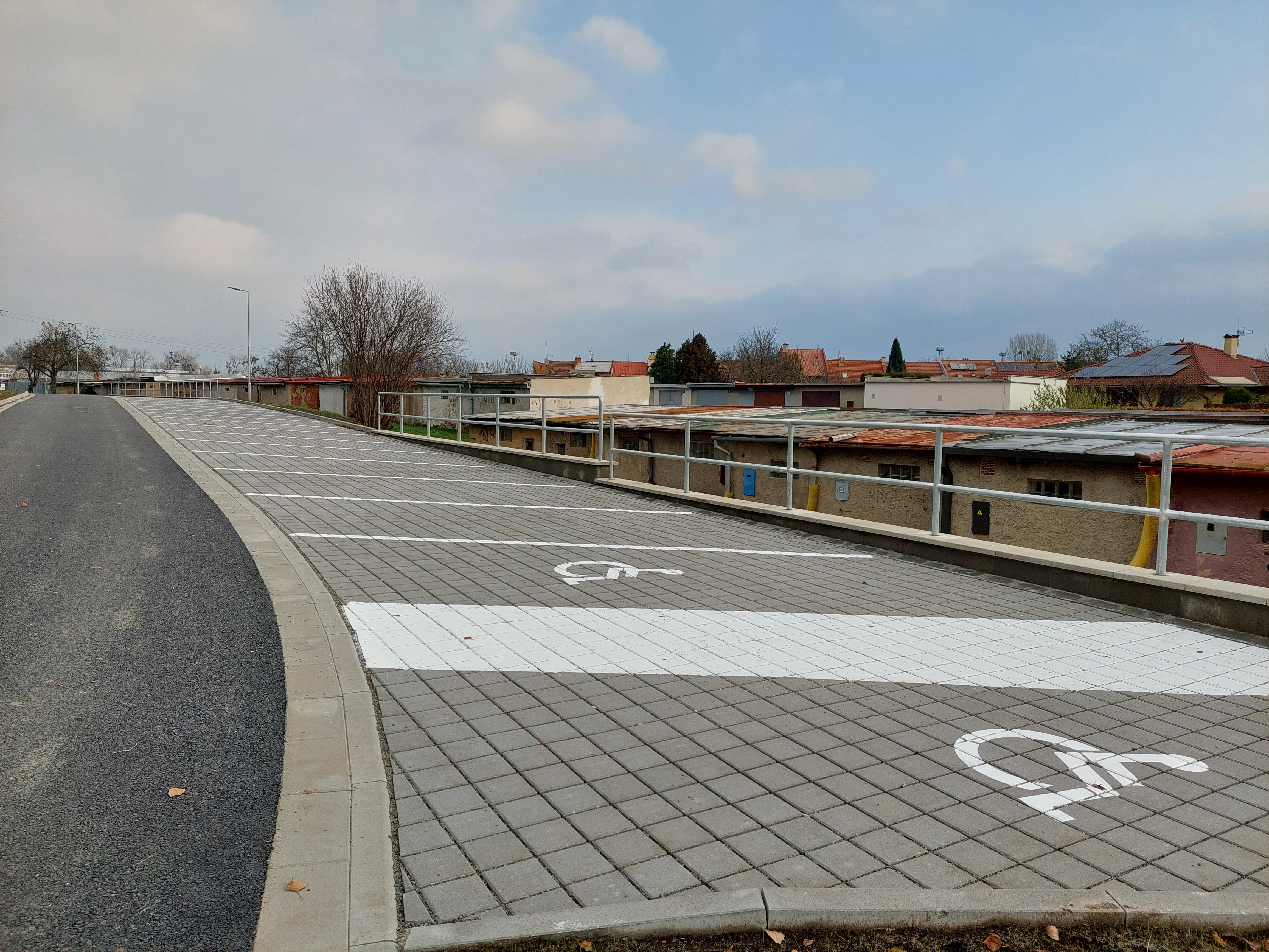 Nové parkoviště ve Zborovské ulice.