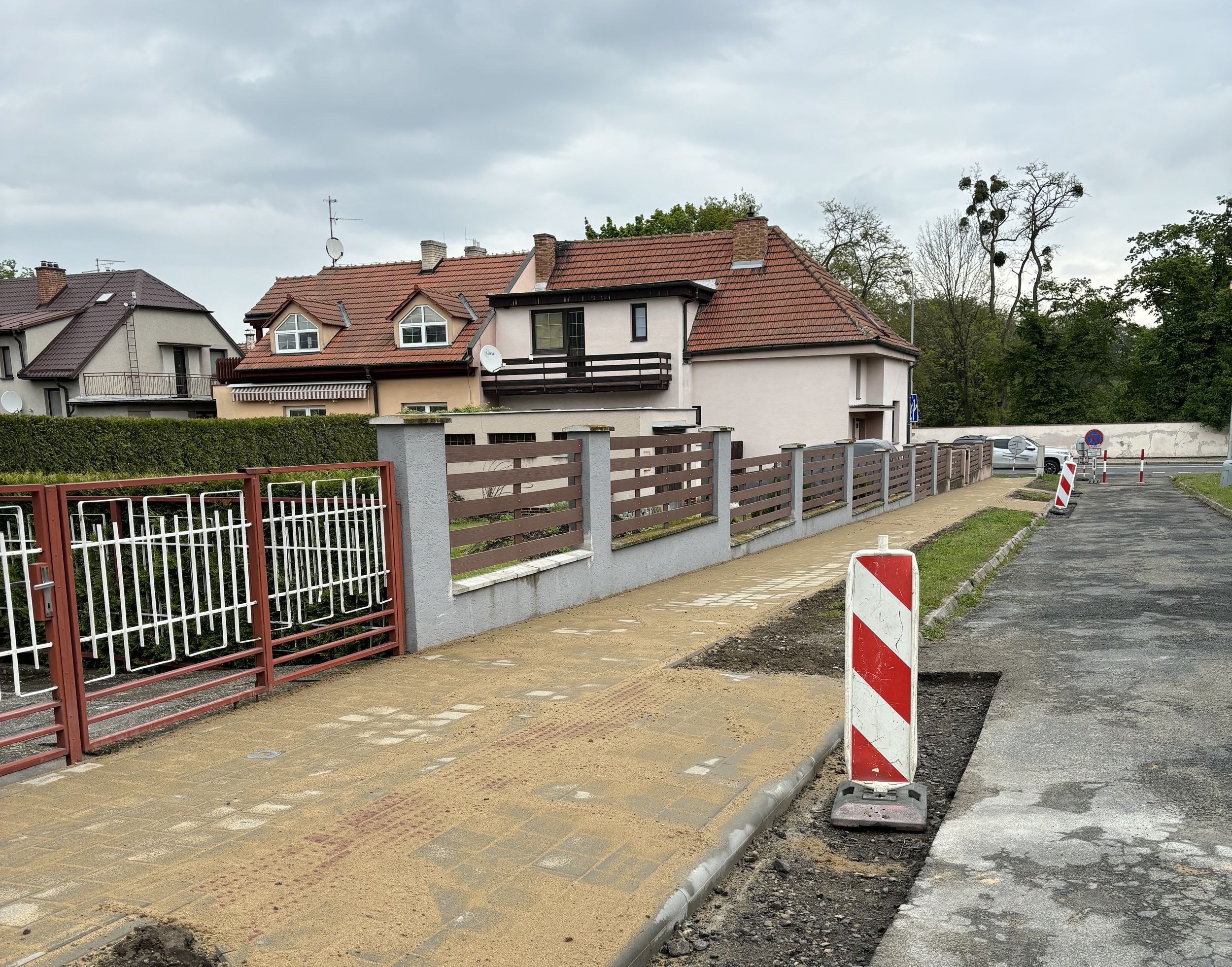 Město opravuje chodník v ulici Pod Barbořinou. Část po ulici Květná je již dokončena.