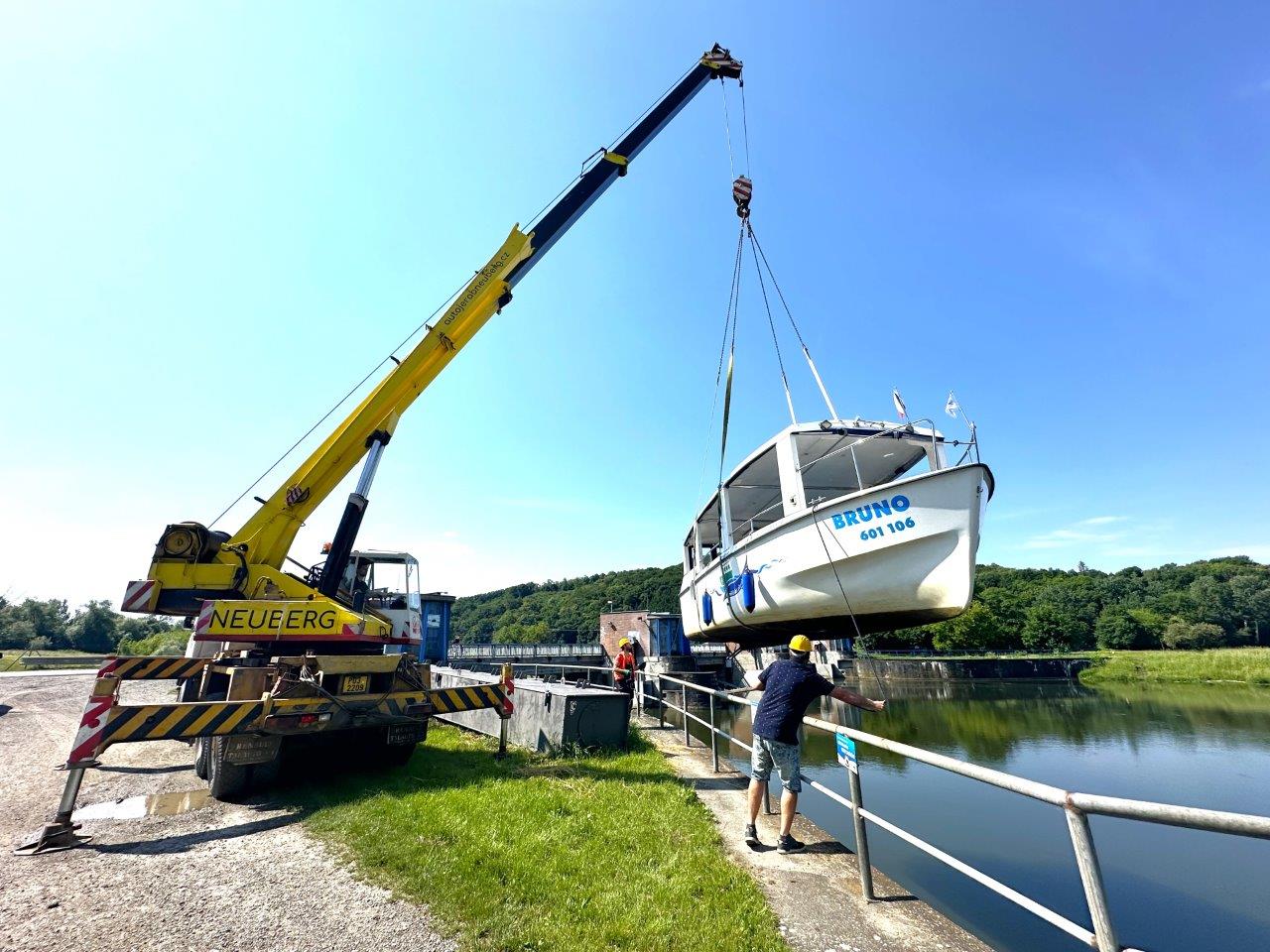 Loď Bruno, která plavbu zajišťuje, byla již spuštěna na hladinu řeky Moravy. FOTO: Kroměřížská plavební