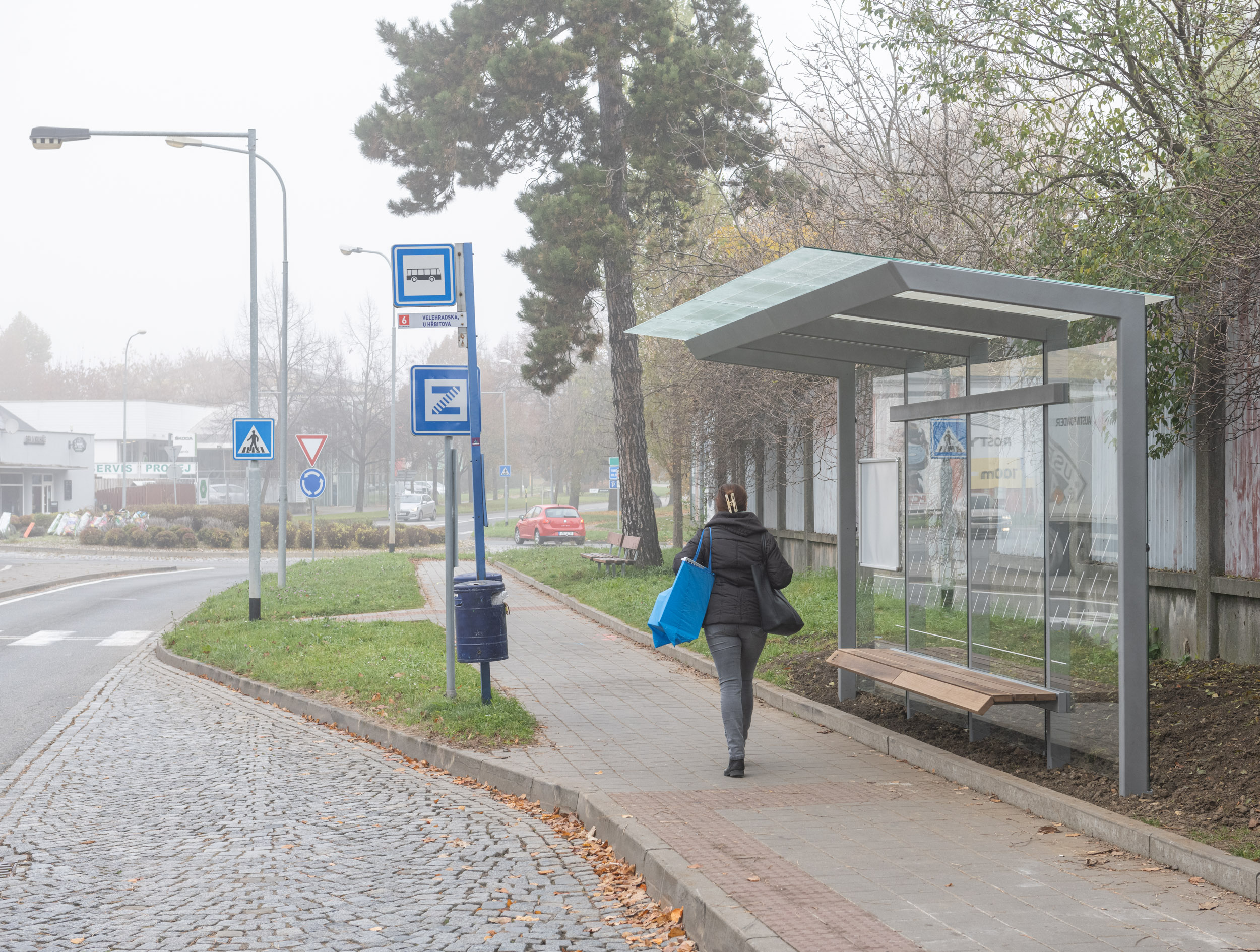 Na protější straně silnice čekárna dosud chyběla.