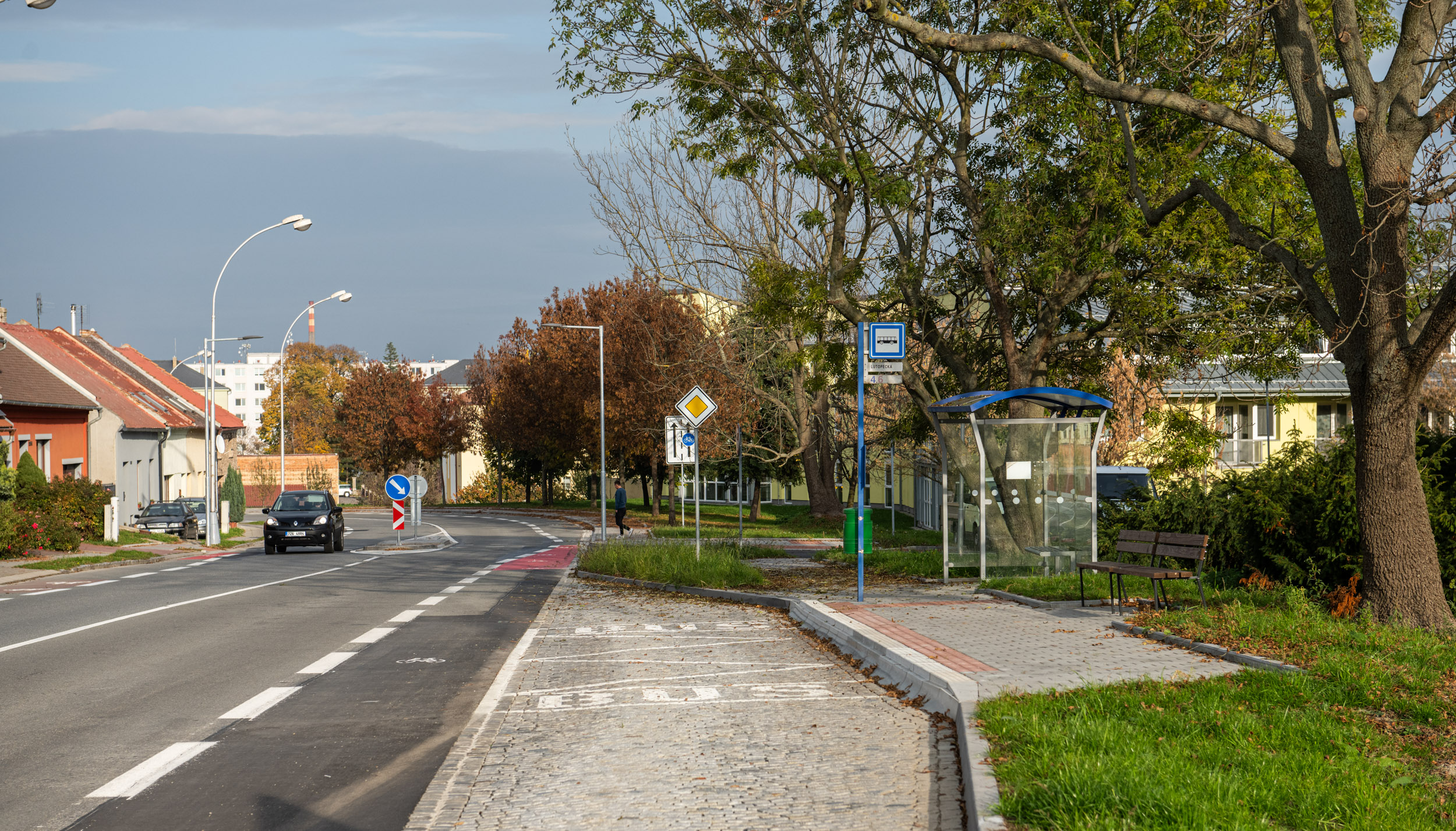 Město letos vybudovalo i novou čekárnu na zastávce v Lutopecké ulici.