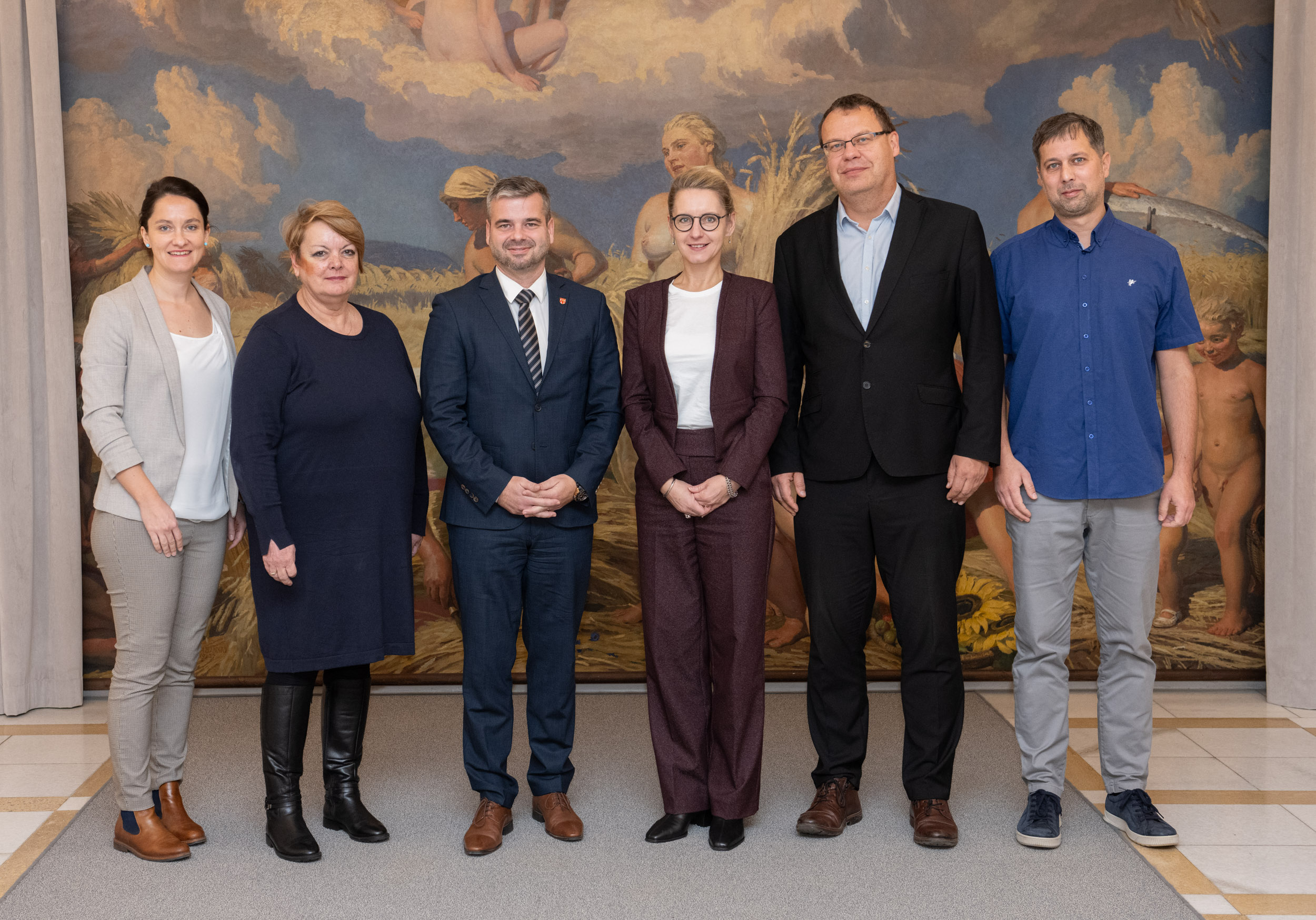 Zleva na fotografii: Eva Manochová, politická poradkyně zastoupení EK, Šárka Kašpárková, ředitelka Knihovny Kroměřížska, Tomáš Opatrný, starosta města Kroměříže, Monika Ladmanová, vedoucí zastoupení EK, Pavel Motyčka, místostarosta města Kroměříže, a David Zapletal, vedoucí střediska Europe Direct.