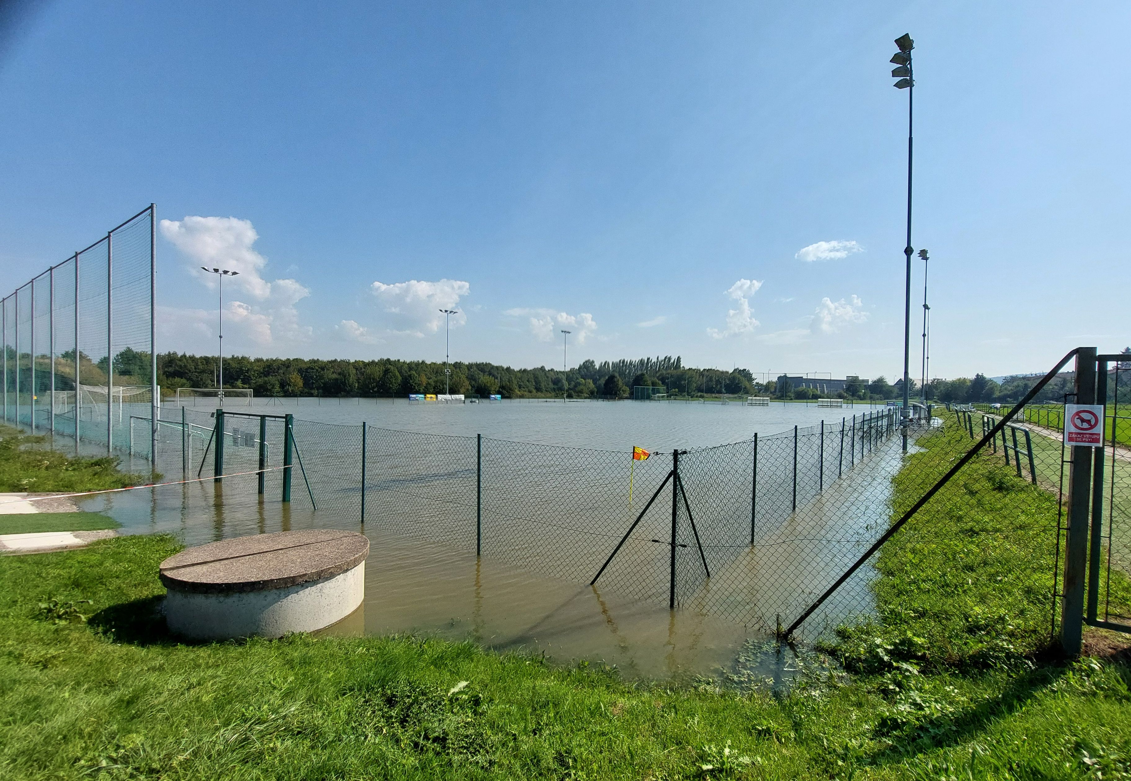 Spodní voda zaplavila dvě hřiště fotbalového areálu.