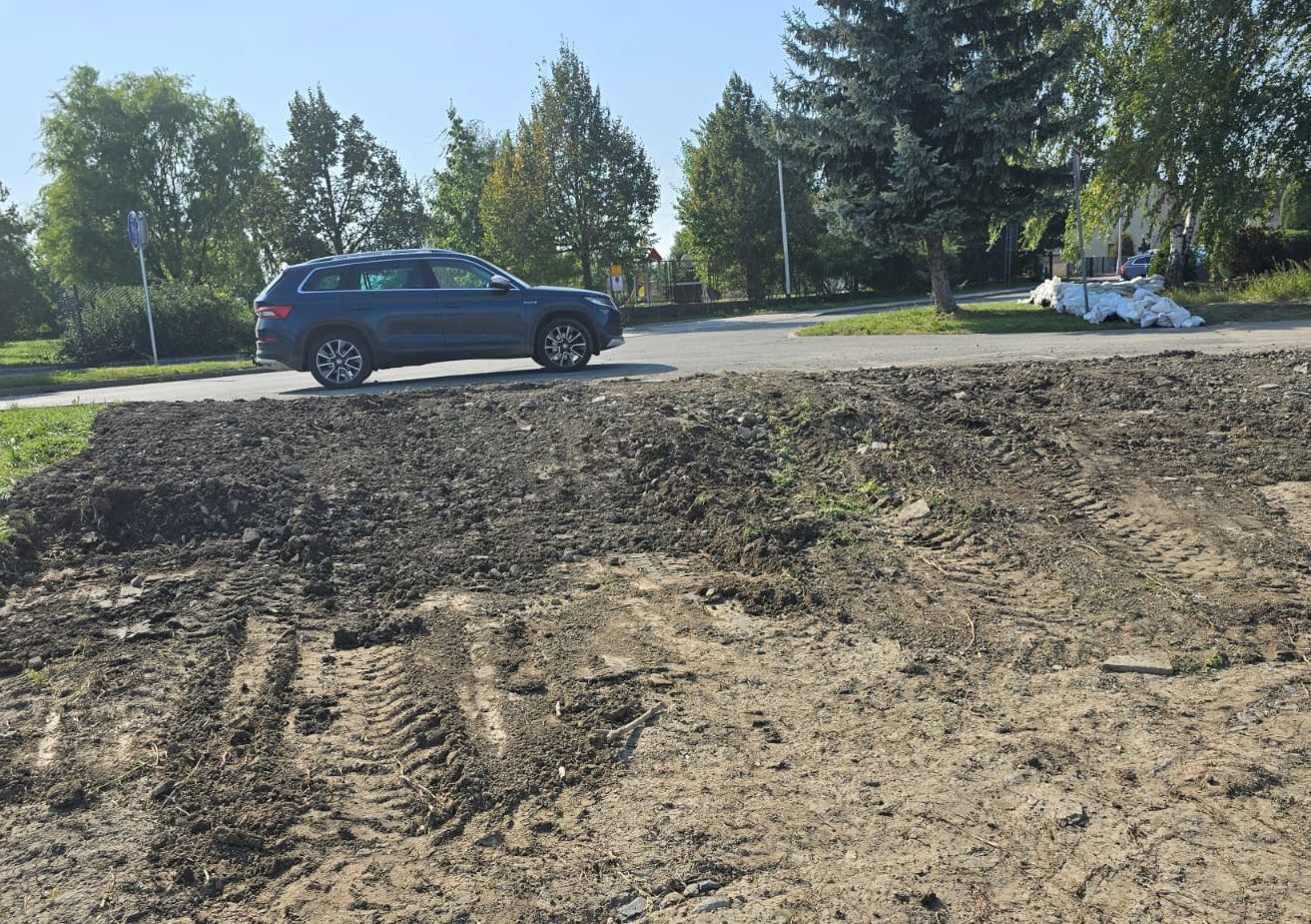 Kroměřížské technické služby pracují v lokalitách poškozených povodní, například u vážanského domova pro seniory.