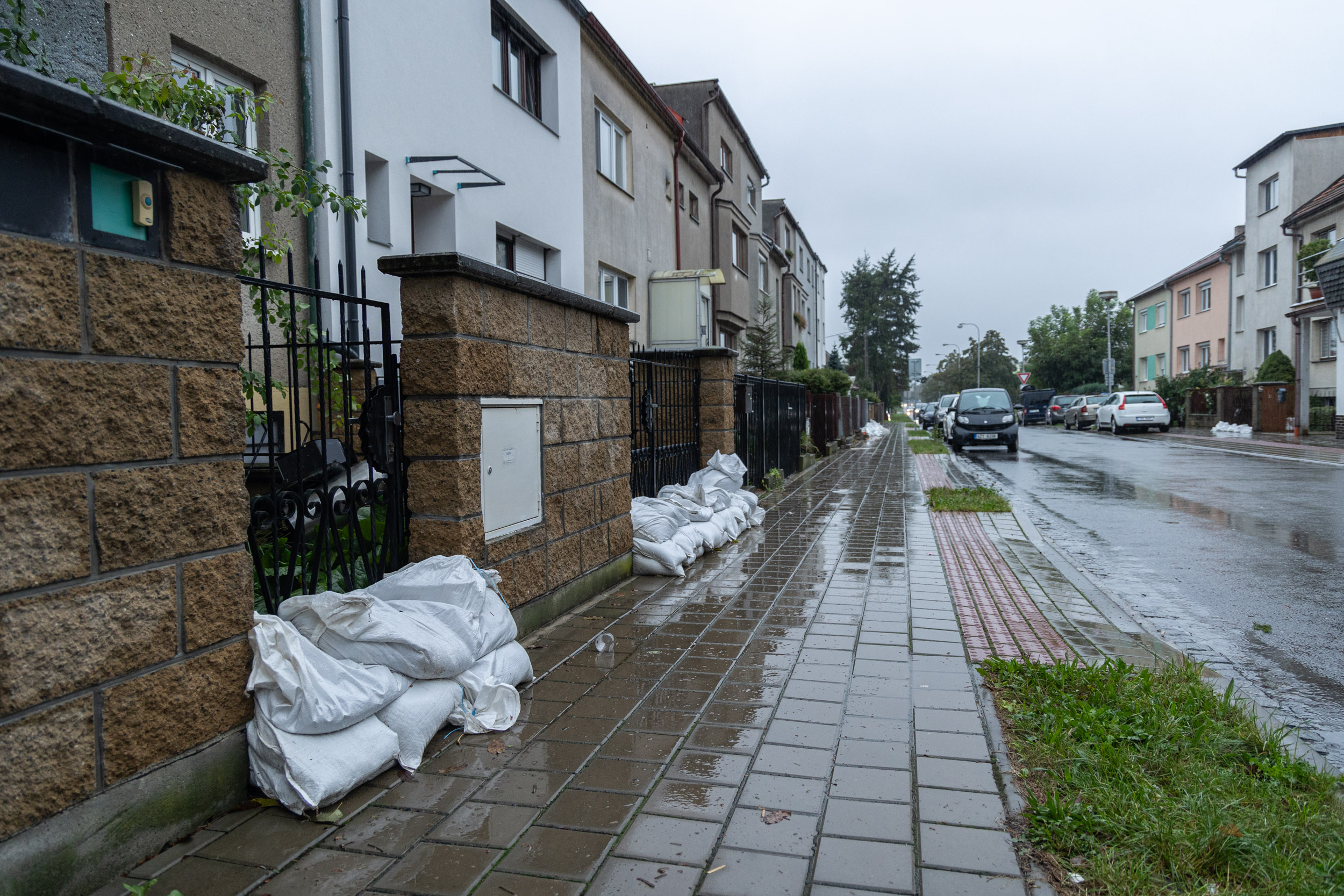 Pytle s pískem chrání obydlí obyvatel Kroměříže.