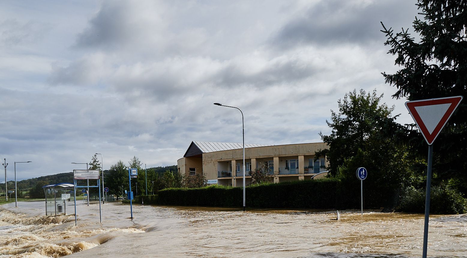 Kotojedka zaplavila téměř celou silnici. Nyní již voda opadla.