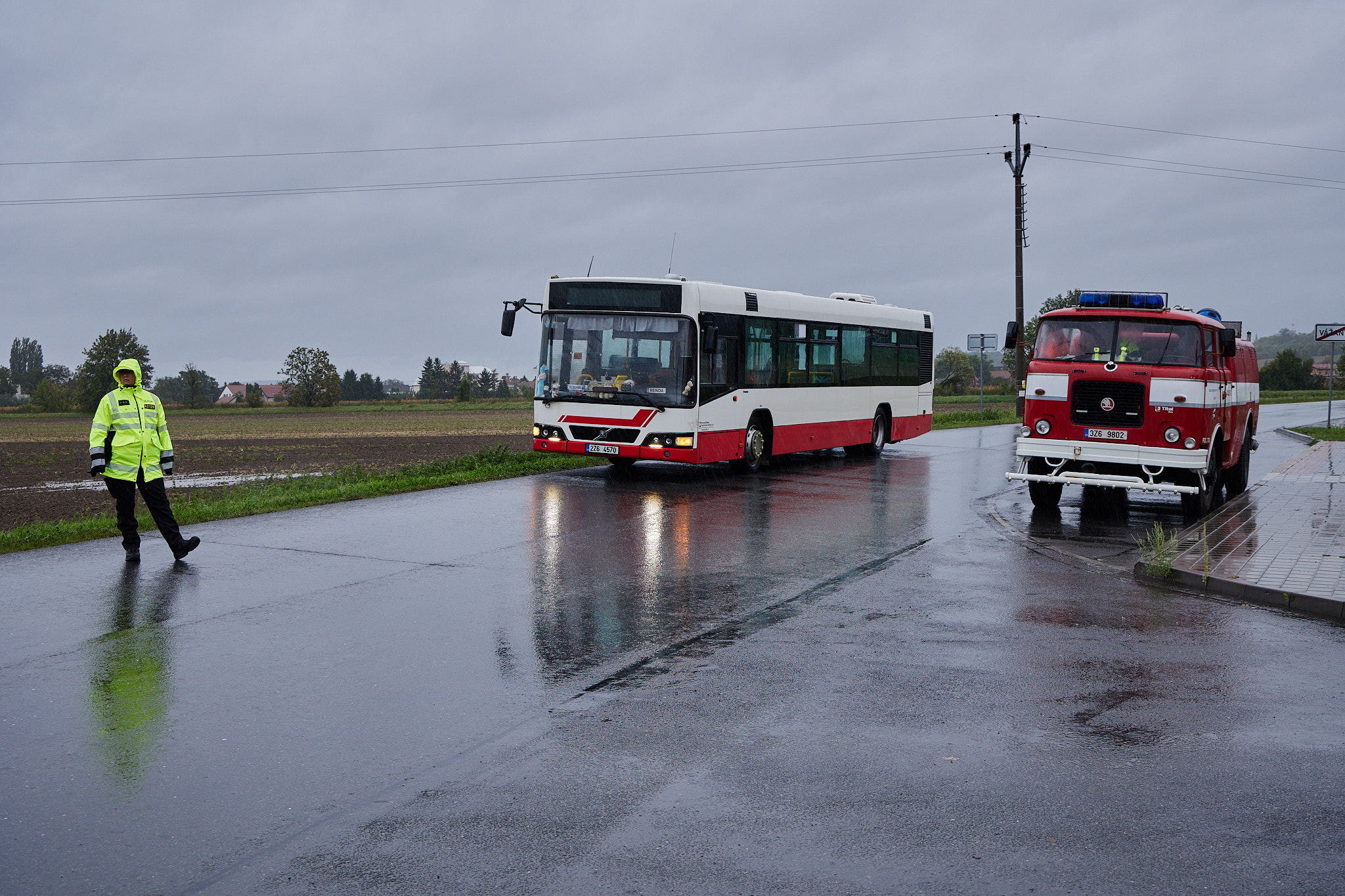 Evakuace obyvatel vážanského domova pro seniory.