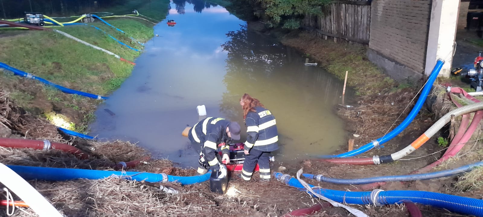 Hasiči nepřetržitě čerpají vodu z odvodňovací kanálu Wolfův splávek.