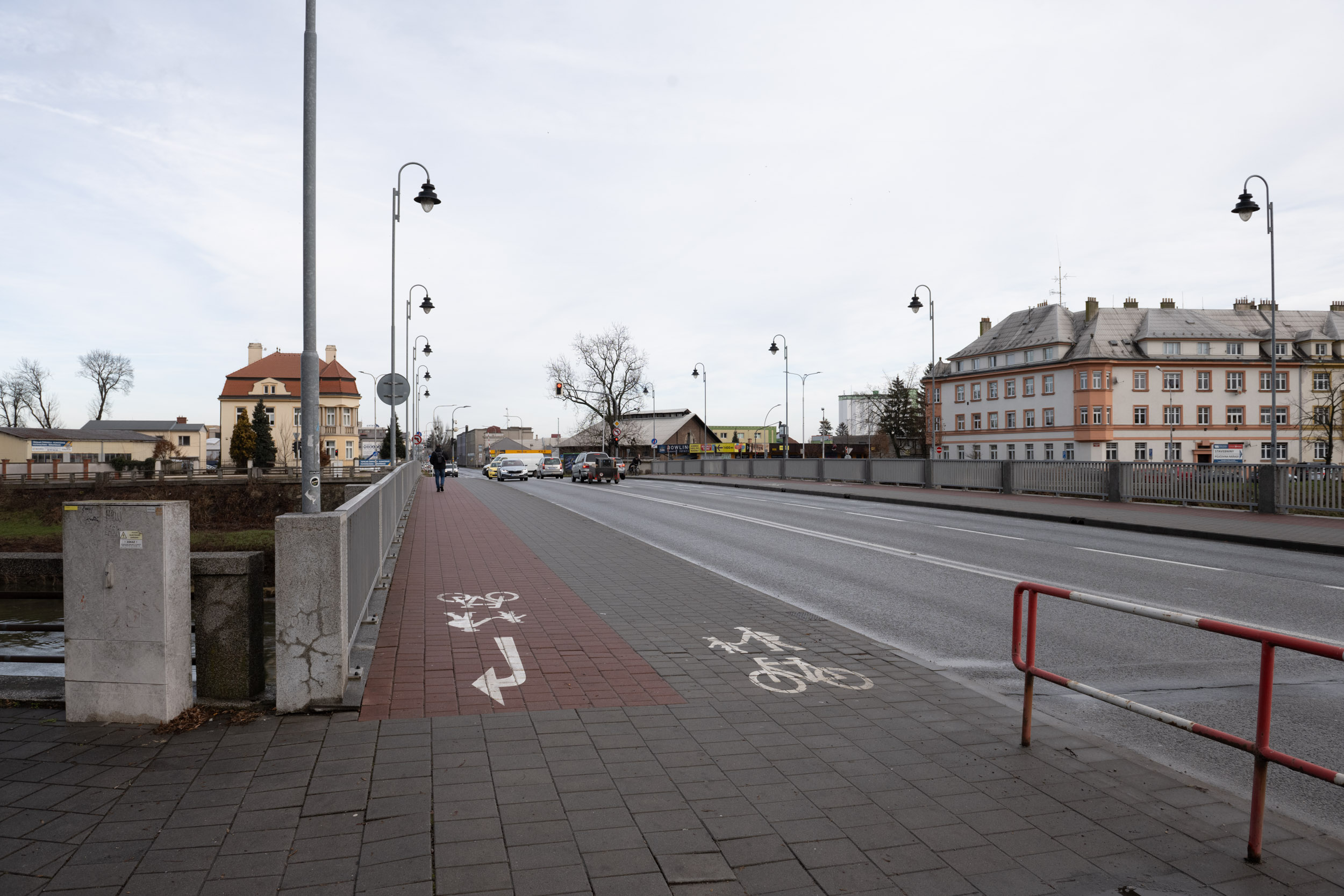 Silniční most přes řeku Moravu. Na kamenné části sloupku vlevo bude umístěno nové označení.