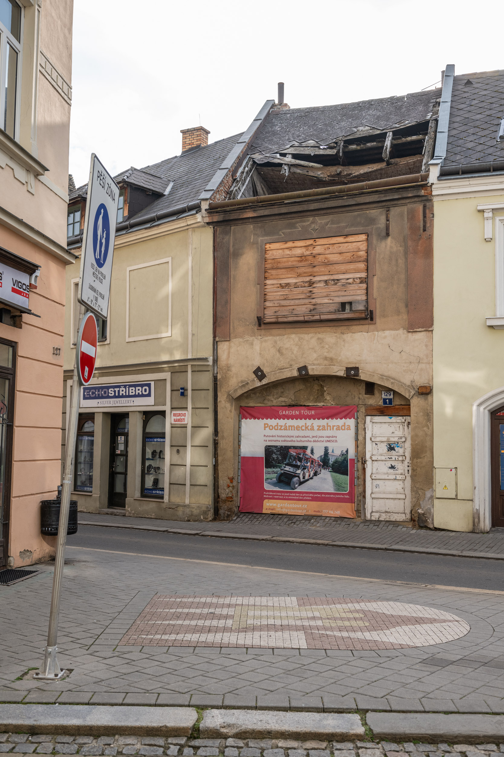 Zanedbaná budova na horním okraji Riegrova náměstí.